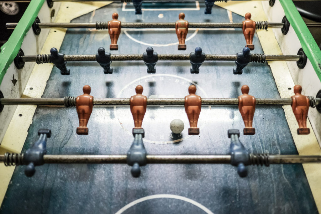 Football Asylum: immigrati richiedenti asilo politico giocano una parita a calcio balilla 