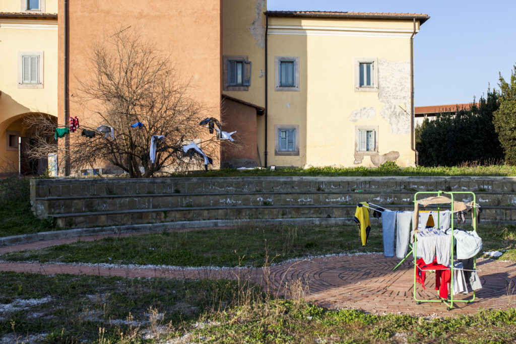 Football Asylum: esterno di un centro di accoglienza in provincia di Roma