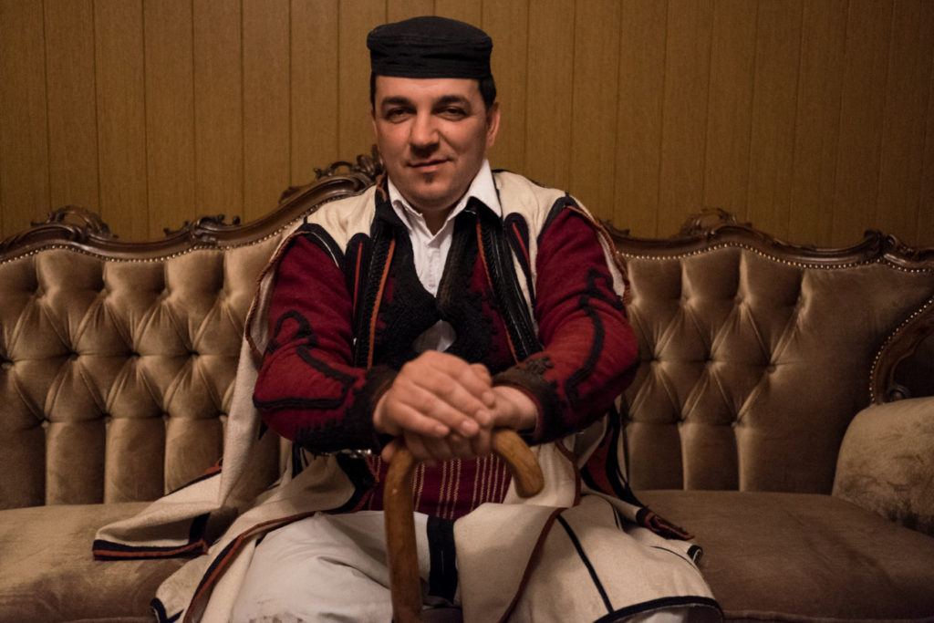 Carnevale di Vevcani, Macedonia del Nord, abitante con abito tipico