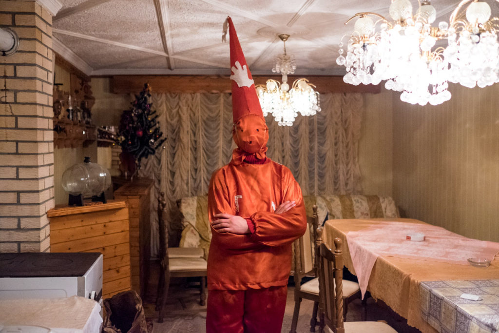 Ragazzo con abito tipico del carnevale di vevcani in macedonia del nord